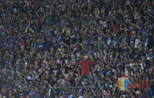 Aremania ketika mendukung tim kesayangannya (Hendra Saputra)