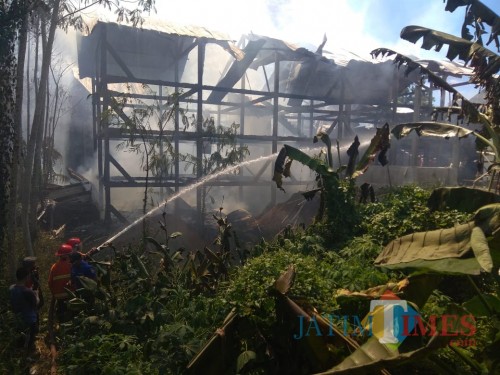 saat berupaya memadamkan api, Kecamatan Turen (Foto : PPBK Kabupaten Malang for MalangTIMES)