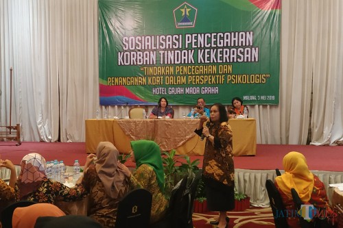 Christiana Sahertian saat memberikan arahan kepada peserta sosialisasi Dinsos Kota Malang (foto: Hendra Saputra/ MalangTIMES)