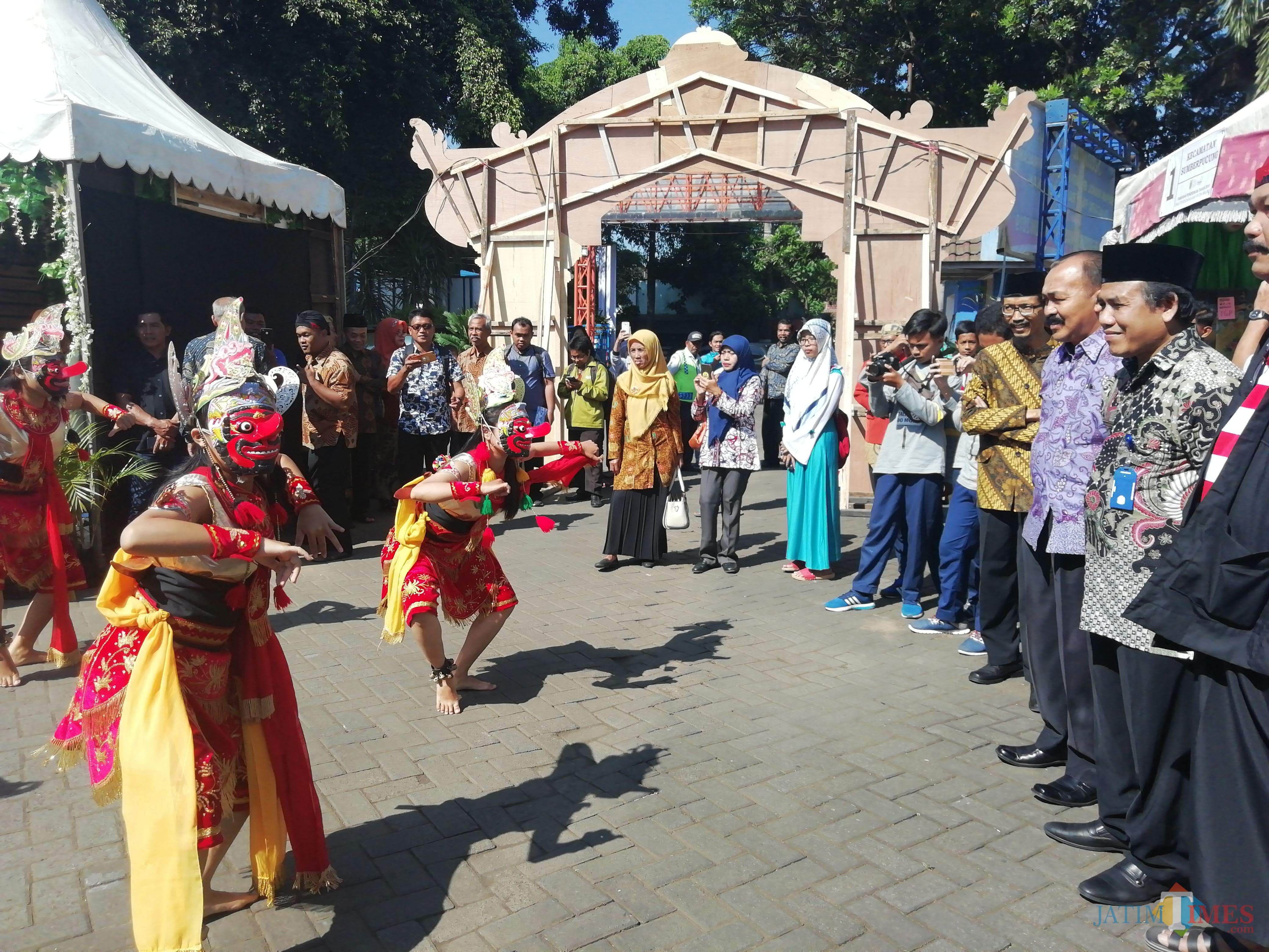 Gus Dur (2 dari kanan) saat disambut dengan tarian Topeng para pelajar SMP dalam pameran pendidikan Disdik Kabupaten Malang (foto: Nana/ MalangTIMES)