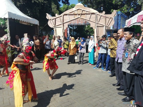 Gus Dur (2 dari kanan) saat disambut dengan tarian Topeng para pelajar SMP dalam pameran pendidikan Disdik Kabupaten Malang (foto: Nana/ MalangTIMES)