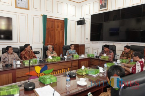 Kegiatan diskusi Forum Akademisi Fakultas Hukum bersama Wali Kota Malang Sutiaji. (Foto: Humas Pemkot Malang for MalangTIMES)