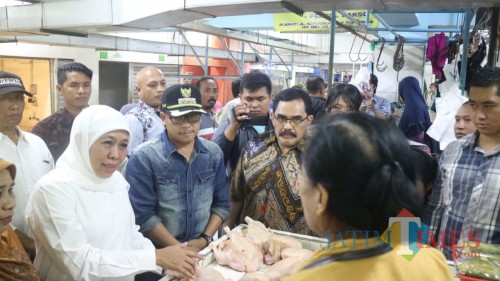 Gubernur Jawa Timur Khofifah Indar Parawansa (kenakan hijab putih) saat memantau harga kebutuhan pokok di Pasar Dinoyo, Sabtu (4/5/2019) (Pipit Anggraeni/MalangTIMES)