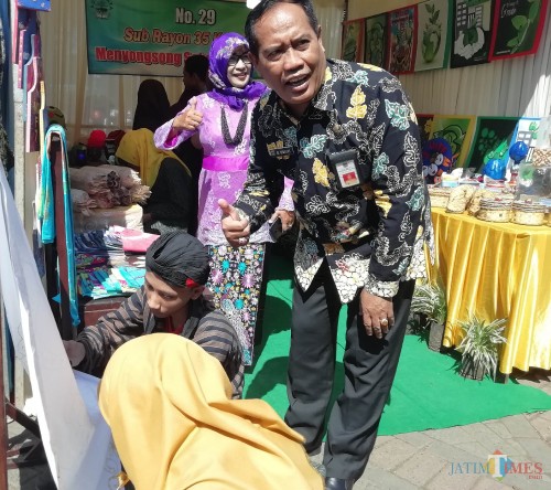M Hidayat Kepala Disdik Kabupaten Malang saat melihat stand Kalipare yang mengusung kerajinan batik tulis buatan pelajar SMP (foto: Nana/ MalangTIMES)