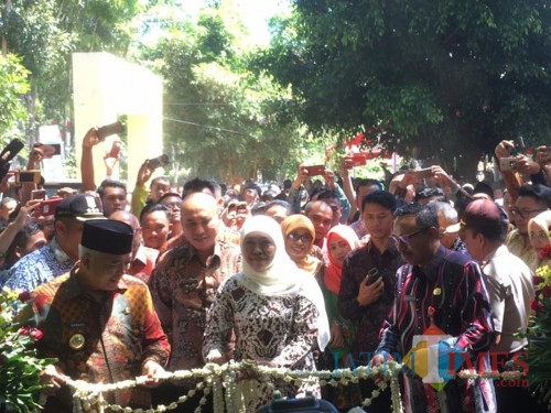Gubernur Jawa Timur, Khofifah Indar Parawansa (tengah), yang didampingi Plt Bupati Malang Muhammad Sanusi (kiri), saat pemotongan pita peresmian Jambore BUMDes, Kecamatan Turen (Foto : Ashaq Lupito / MalangTIMES)