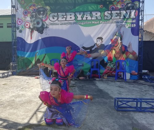 Tari Dong-Dongan yang ditampilkan pelajar Turen dalam Hardiknas 2019 (Nana)