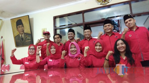 Anggota DPRD Kota Malang terpilih PDI Perjuangan saat melaksanakan konferensi pers di kantor DPD PDI Perjuangan Kota Malang. (Pipit Anggraeni/MalangTIMES)