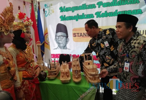 Kedua dari kanan: M Hidayat Kepala Disdik Kabupaten Malang saat di acara pameran pendidikan (Nana)