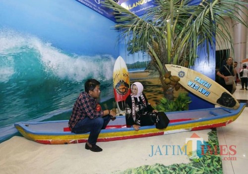 Kepala Disparbud Kabupaten Malang Made Arya bersama staf ahli menteri pariwisata bidang multikultural Esthy Rejo di stand bernuansa pantai (Disparbud)