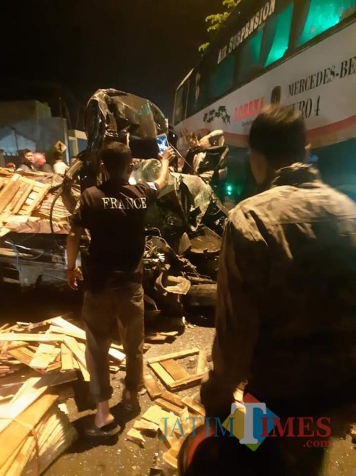 Mobil Grand Max kondisinya hancur usai tabrakan dengan Bus Lorena (foto : Puji Suwito / Jatim TIMES)
