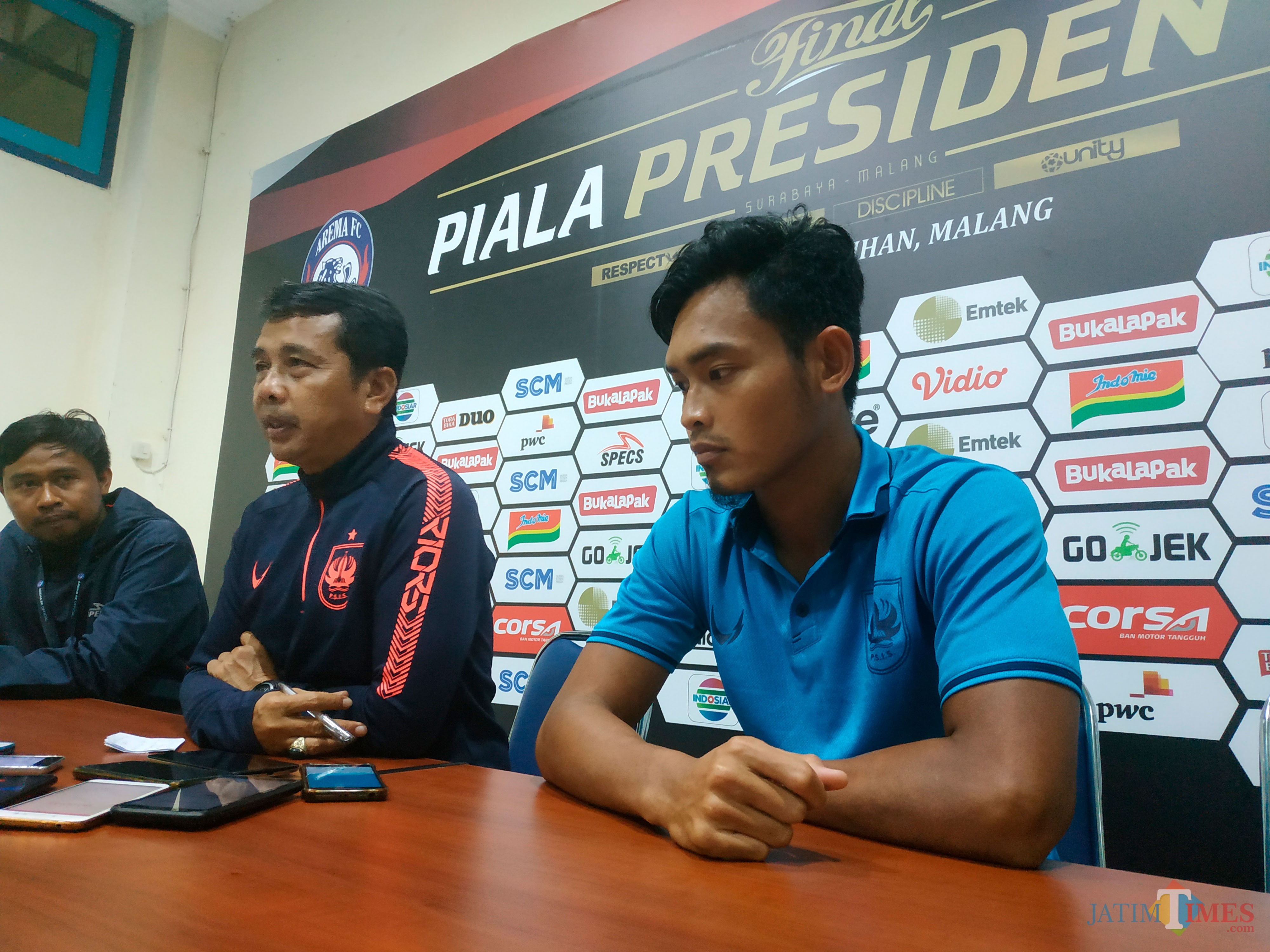 Pelatih PSIS Semarang Jafri Sastra (tengah). (Hendra Saputra)