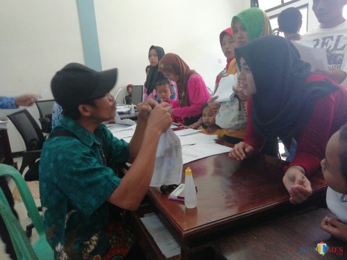 Proses pelayanan jemput bola Dispendukcapil yang direspon positif para pemula yang akan melakukan perekaman (Nana)
