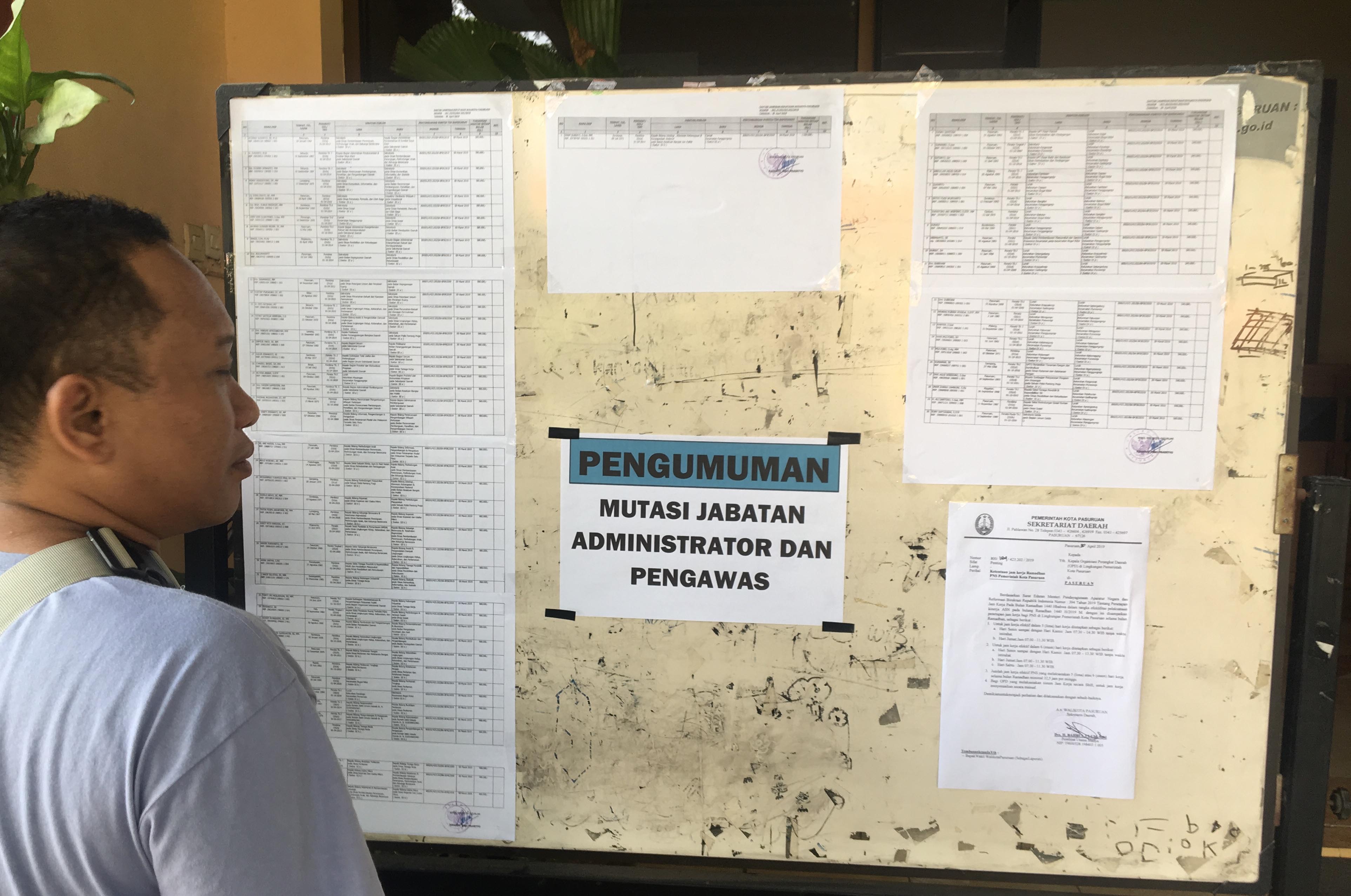 Papan pengumuman mutasi pejabat.