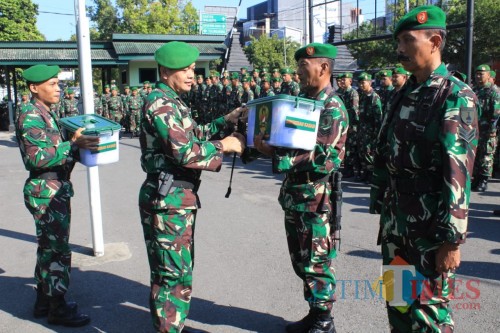 Dandim Letkol Inf Kris Bianto serahkan bingkisan Kasad kepada prajurit Kodim 0808/Blitar