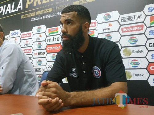 Striker asing baru Arema FC, Sylvano Comvalius (Hendra Saputra)