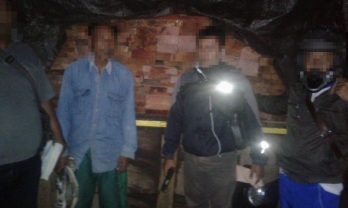 Terduga pelaku saat diamankan petugas gabungan dari kepolisian Polres Malang dan Perhutani, Kecamatan Turen (Foto : Istimewa)