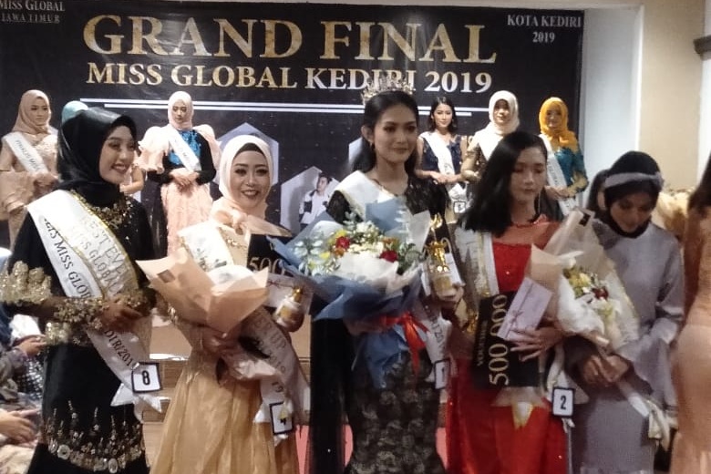 Nova Retalista, mahasiswi Universitas Surabaya terpilih sebagai juara 1 pemilihan duta wisata Miss Global Kediri Minggu (5/5). (Foto: Istimewa)