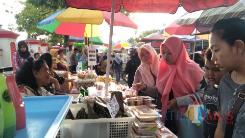 Pembeli ramai memenuhi lokasi bazar takjil di Jl Ahmad Yani Kota Blitar