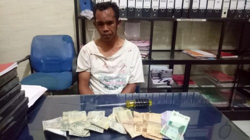 Samsul Arif tersangka beserta barang bukti hasil pencurian kotak amal, saat diamankan pihak kepolisian, Kecamatan Tirtoyudo (Foto : Polsek Tirtoyudo for MalangTIMES)