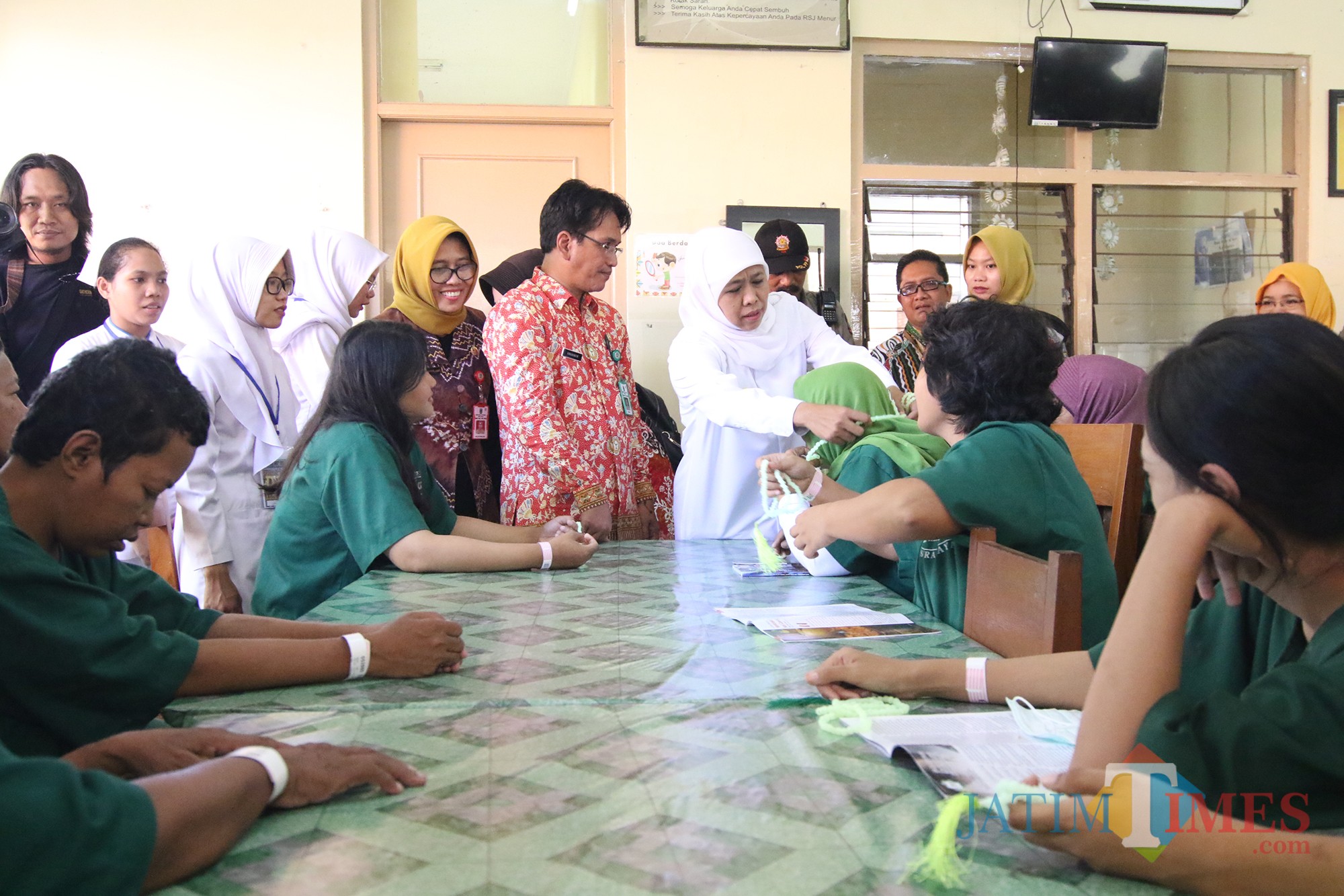 Gubernur Jatim Khofifah saat membagikan tasbih ke pasien RSJ