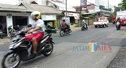 Jalan rusak dan berlubang di Jl. Ir Rais yang sudah mulai ditambal Dinas PUPR Kota Malang (Pipit Anggraeni/MalangTIMES).