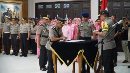 Serah terima jabatan Kepala Polrestabes Surabaya di Polda Jatim