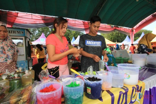 Salah satu pedagang yang berjualan di Pasar Ramadan, alun-alun Kota Probolinggo (Agus Salam/Jatim TIMES)