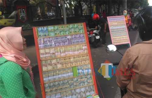 Jasa penukaran uang yang beroperasi di kawasan Alun-Alun Merdeka. (Doc MalangTIMES)