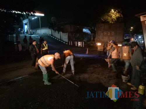 petugas DPUPR Kota Malang yang tengah melakukan perbaikan jalan di Jalan Ir Rais (DPUPR)