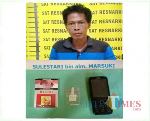 Sulestari tersangka beserta barang bukti narkoba, saat diamankan jajaran kepolisian, Kabupaten Malang (Foto : Humas Polres Malang for MalangTIMES)