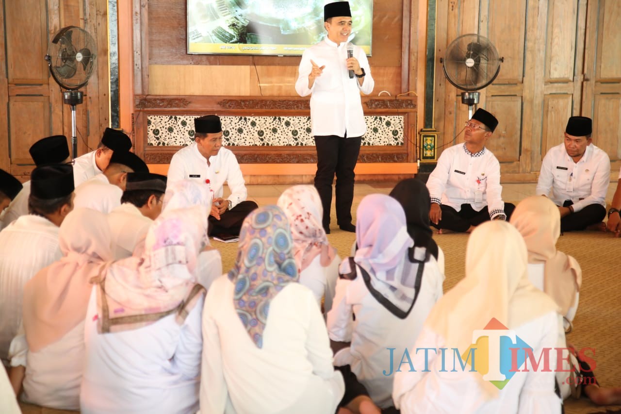 Bupati Anas memberikan arahan saat Safari Ramadan