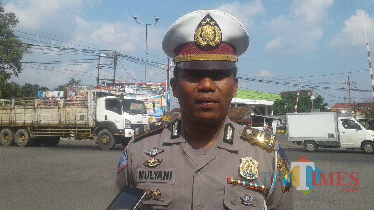 Kanit Patroli Satlantas Polres Jombang Iptu Mulyani saat diwawancarai sejumlah wartawan. (Foto : Adi Rosul / JombangTIMES)