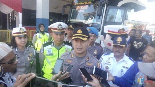 Kapolres Jember saat memberikan keterangan kepada wartawan usai sidak angkutan antar kota (foto : Moh. Ali Makrus / JatimTIMES)