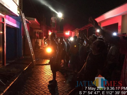 Petugas gabungan saat berupaya menjinakkan api yang sudah membesar sesaat setelah kebakaran terjadi, Kecamatan Singosari (Foto : Istimewa)