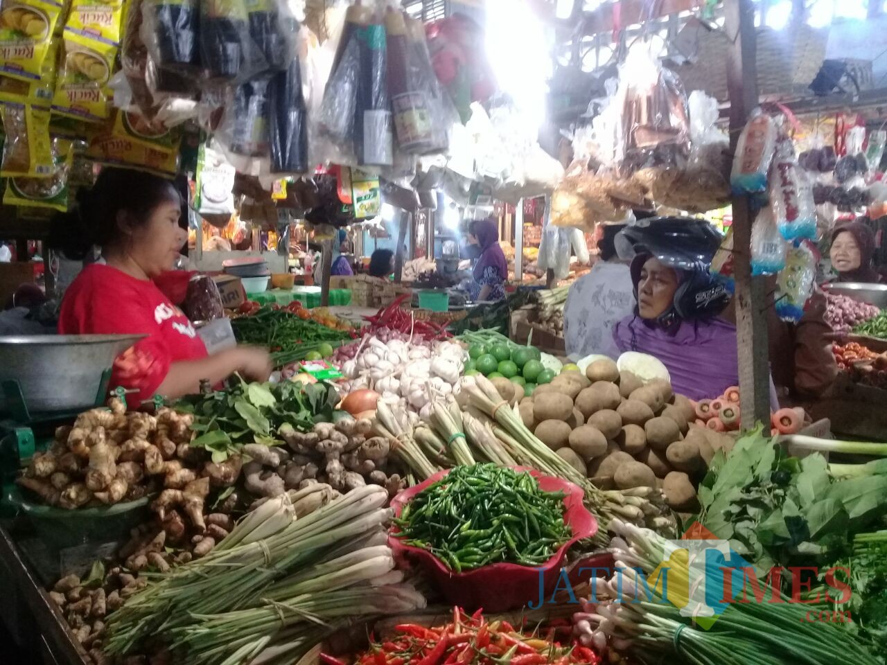 Suasana pedagang sembako di dalam Pasar Tanjung. (foto : istimewa / Jatim TIMES)