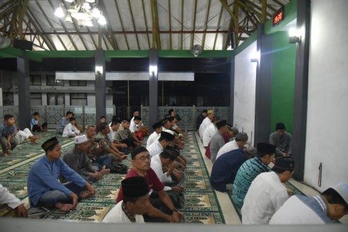 Wakil Bupati Jember Drs. KH. Abdul Muqit Arief saat mengisi tausiah kepada jamaah Salat Tarawih di Musala Pemkab Jember (foto: Moh. Ali Makrus / JatimTIMES)