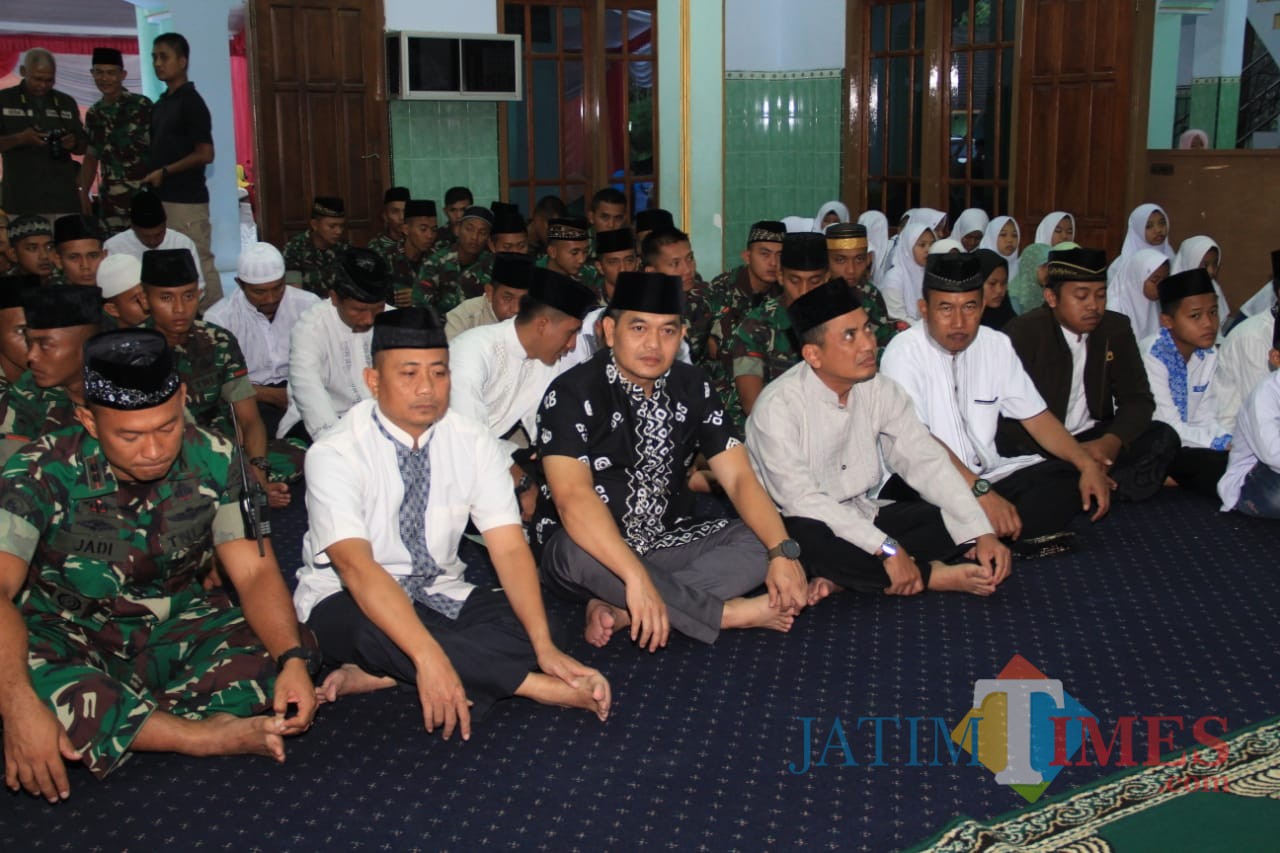 Dandim 0808/Blitar Letkol Inf Kris Bianto (baju hitam) saat mendampingi Danrem 081/DSJ Safari Ramadan di Yonif 511/DY