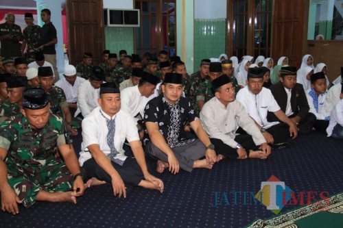 Dandim 0808/Blitar Letkol Inf Kris Bianto (baju hitam) saat mendampingi Danrem 081/DSJ Safari Ramadan di Yonif 511/DY