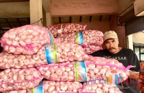 Bawang putih yang dijual di unit sayur Pasar Besar Kota Batu. (Foto: Irsya Richa/BatuTIMES)