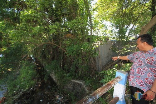 Petugas Pemkot Probolinggo menunjuk akses jalan petani yang tertutup pagar hidup garasi (Agus Salam/Jatim TIMES)