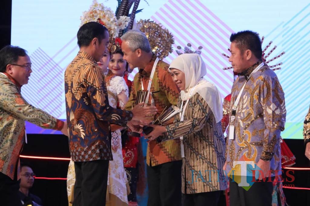 Presiden Joko Widodo saat memberikan penghargaan kepada Gubernur Jatim Khofifah.