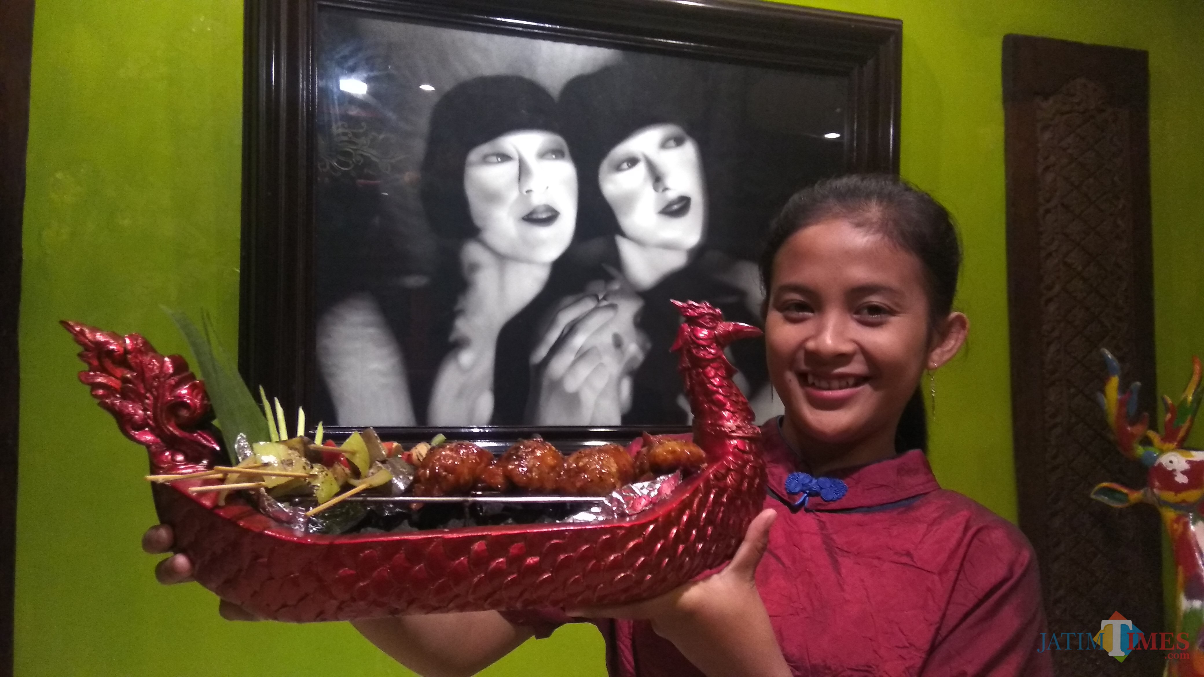 Street food yang disajikan dalam miniatur perahu naga terinspirasi Chao Praya Night Market di Hotel Tugu Malang. (Foto: Nurlayla Ratri/MalangTIMES)