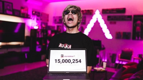 Atta saat menunjukkan jumlah subsriber di akun instagramnya. (Foto: instagram @attahalilintar)