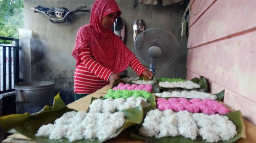Istifalah sedang menata kue patola buatannya.