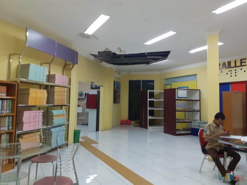 Kondisi Atap Perpustakaan Kota Malang, (Arifina Cahyanti Firdausi/MalangTIMES)