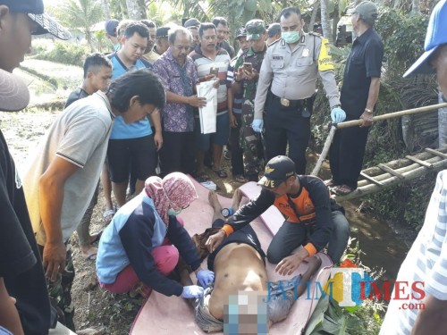 Jenasah Sairin saat dievakuasi petugas gabungan, sesaat setelah ditemukan meninggal di saluran irigasi, Kecamatan Donomulyo (Foto : Humas Polres Malang for MalangTIMES)