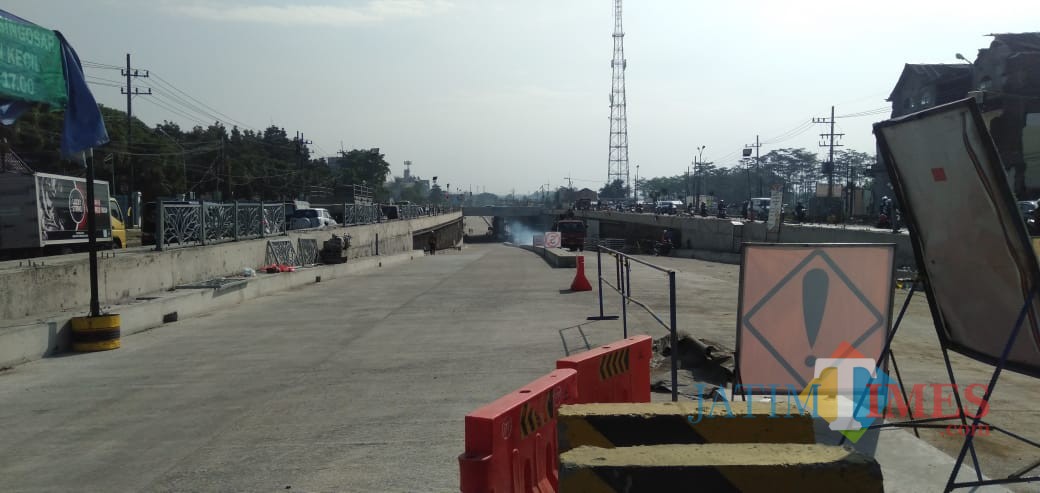 Pembangunan underpass Karanglo yang nyaris rampung. (Foto: Nurlayla Ratri/MalangTIMES)