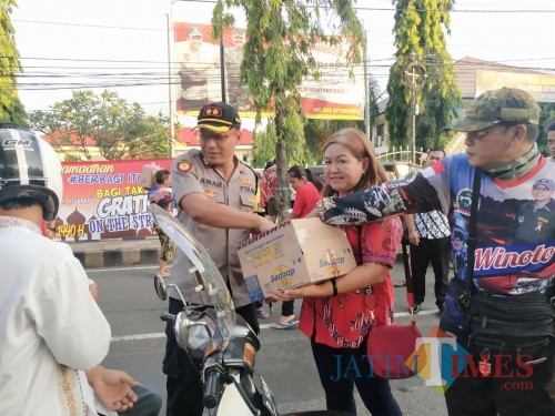 Kapolres Situbondo bersama Ketua Paguyuban Warga Tionghoa Situbondo (Foto: Haryono / SitubondoTIMES)