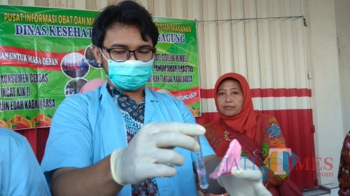 Petugas tunjukan kerupuk goreng pasir yang mengandung Rodamin B (foto : Joko Pramono/Jatim Times)
