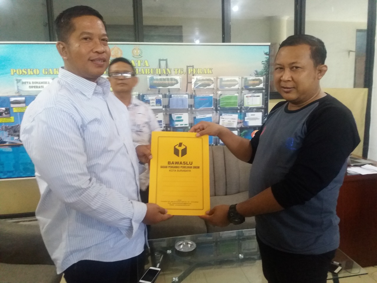 Agoeng Prasodjo ketika melapor di kantor Bawaslu Surabaya